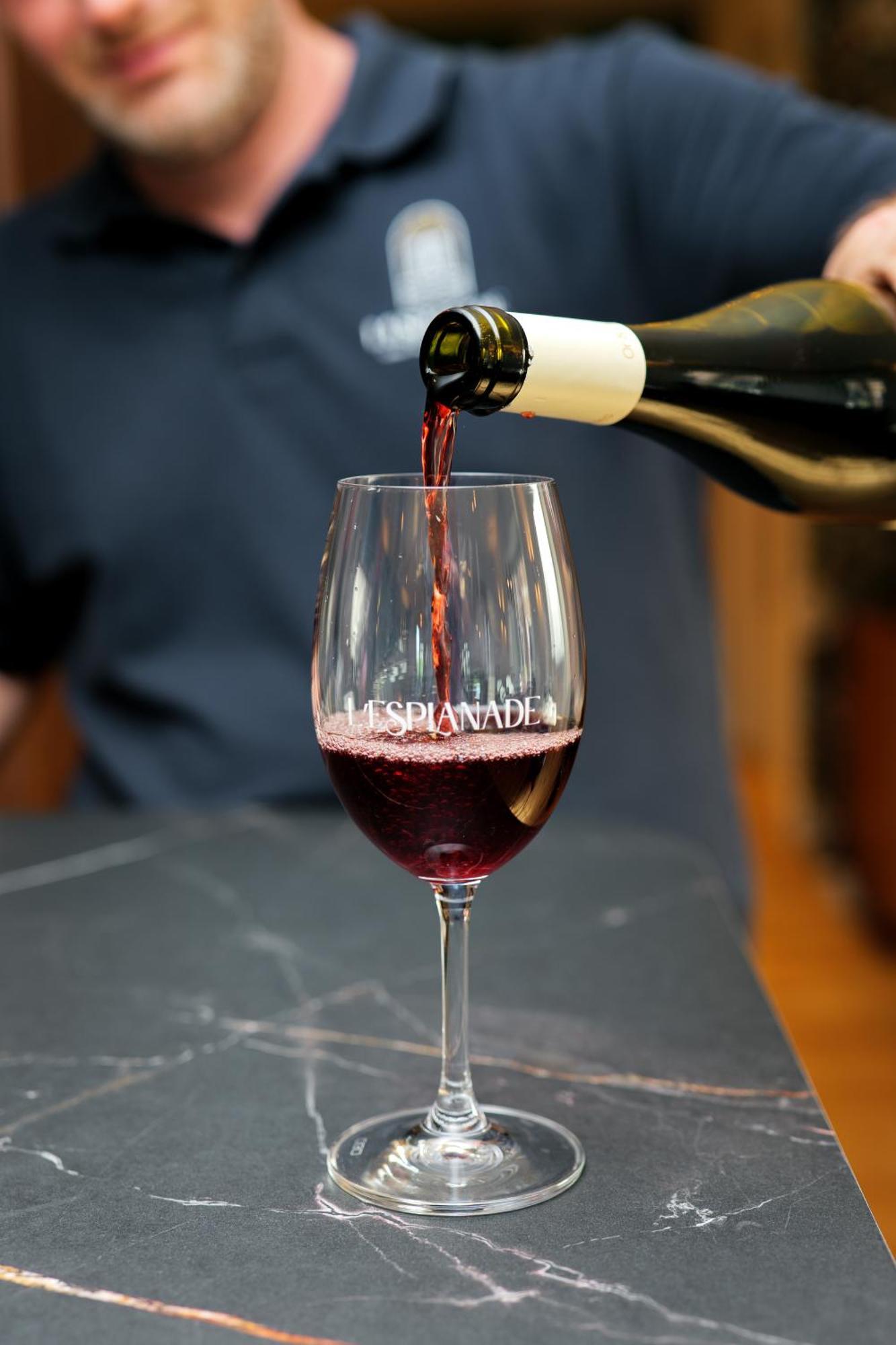 L'Esplanade Hotel Restaurant Bar A Vin Le Pellerin ภายนอก รูปภาพ